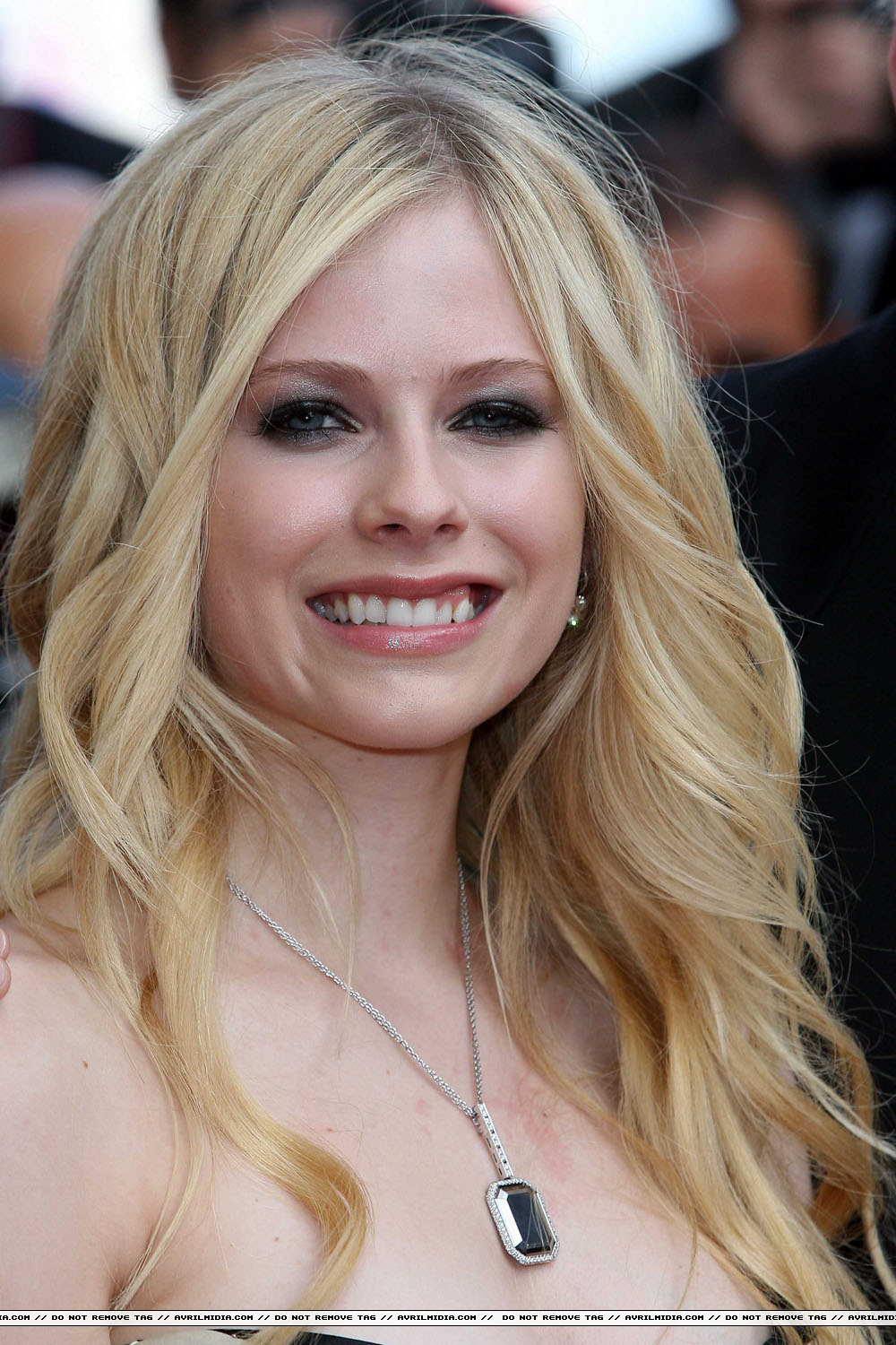 avrillavigne-2009overthehedgecannes21may-188tc.jpg