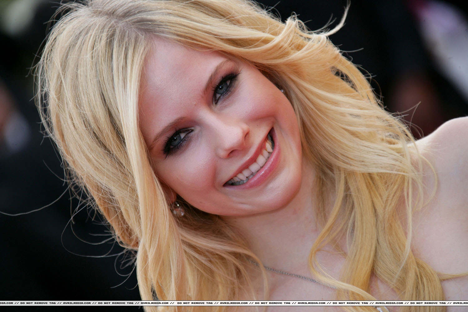 avrillavigne-2009overthehedgecannes21may-199tc.jpg