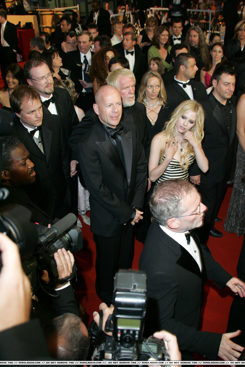 avrillavigne-2009overthehedgecannes21may-219tc.jpg