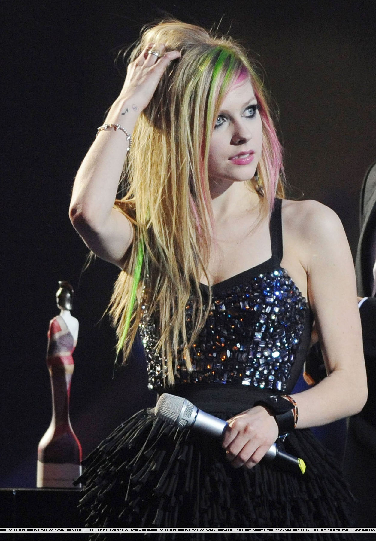 000britawards_150211_avrilmidia3.jpg