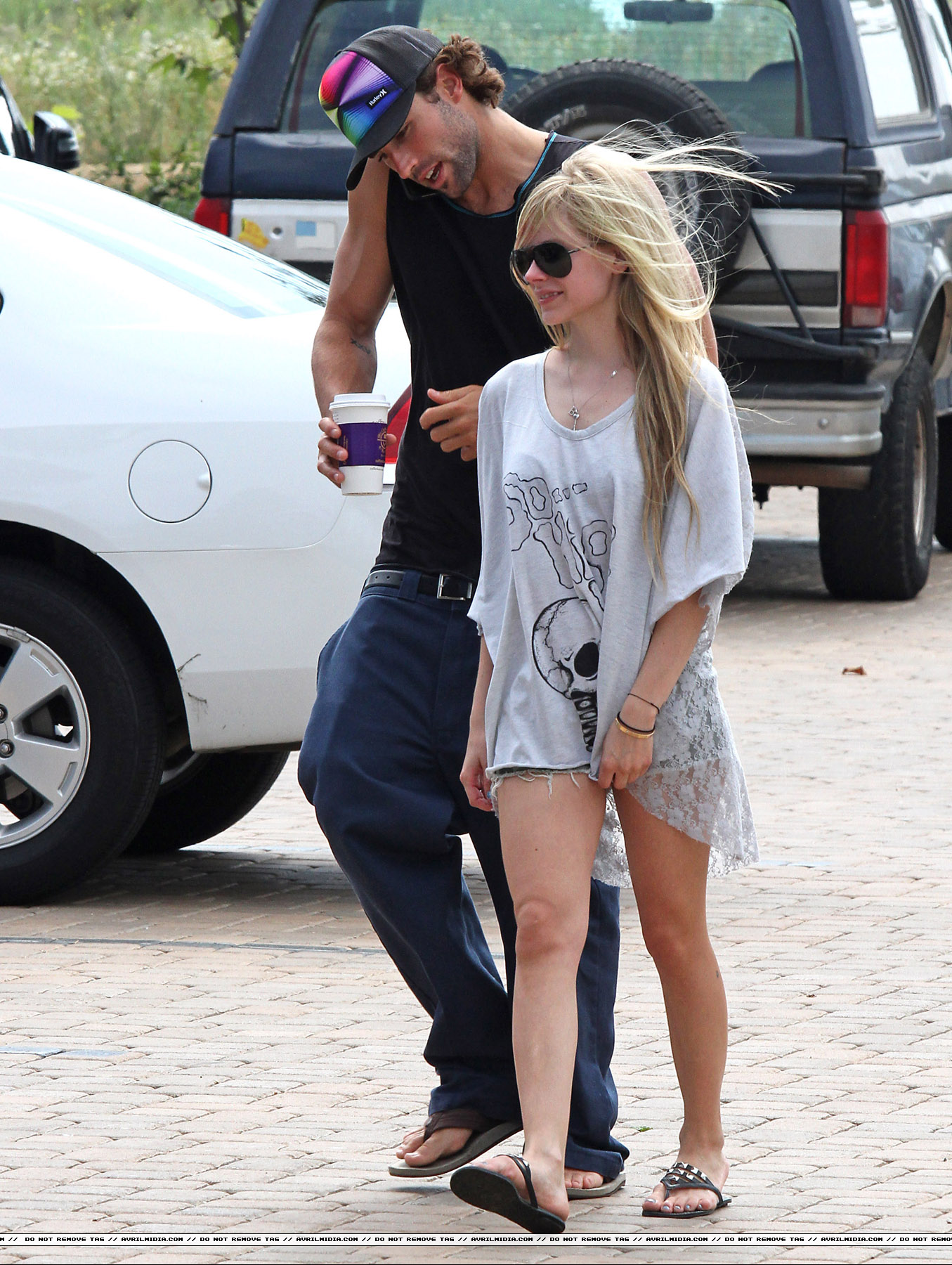 11029_Avril_Lavigne_Shopping_at_Kitson_in_Malibu_July_14_2011_13_122_716lo.jpg