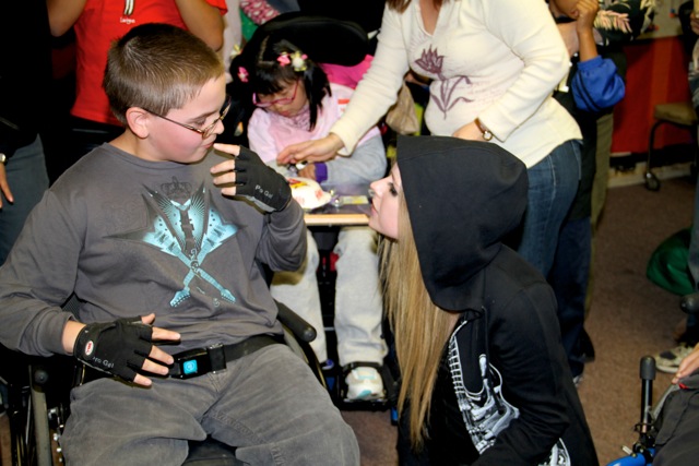 Avril_Lavigne_Rockstar_Club_at_Easter_Seals_in_Glendale2C_CA_28March_201229_3.jpg