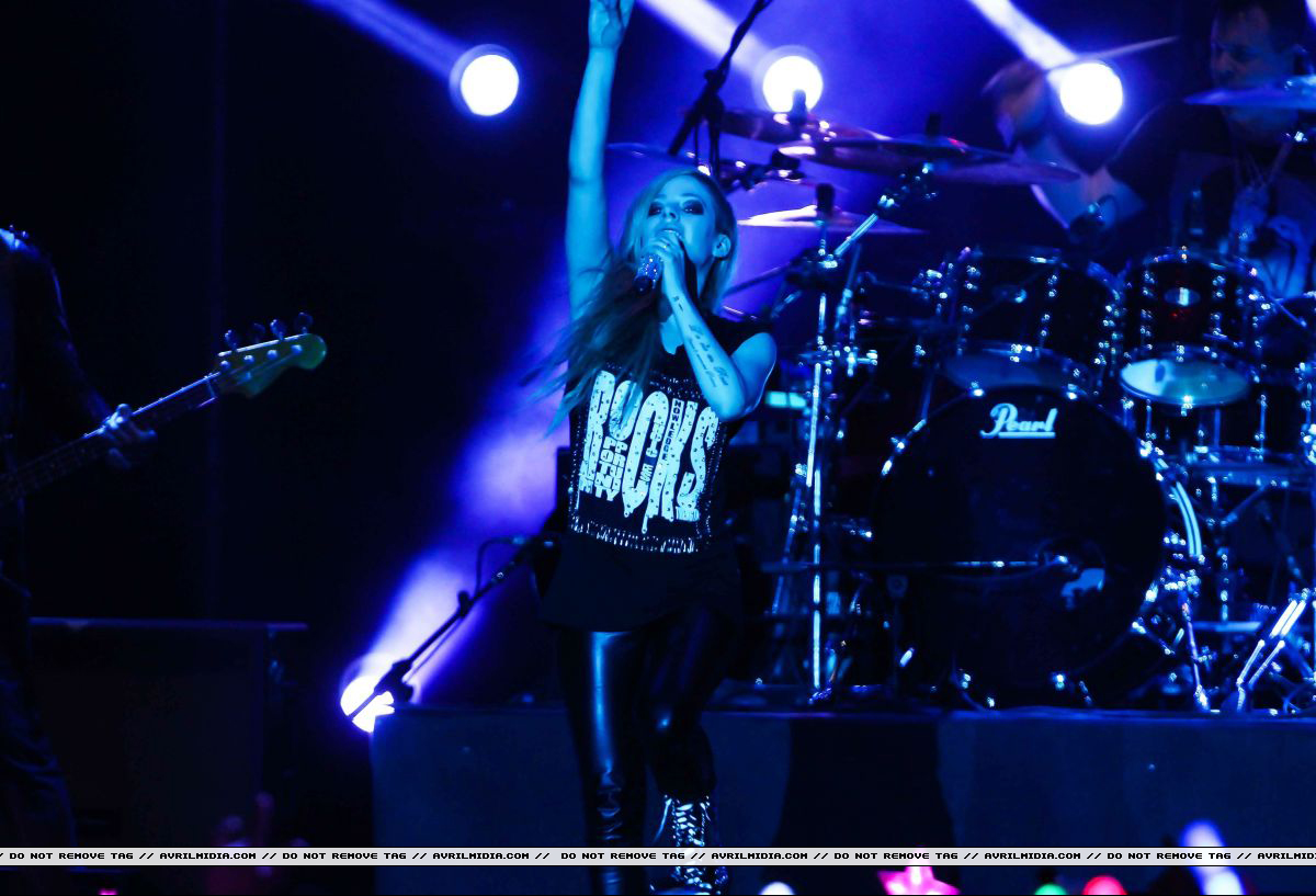 avrillavignetour_taipeichina_16mar14_02.jpg