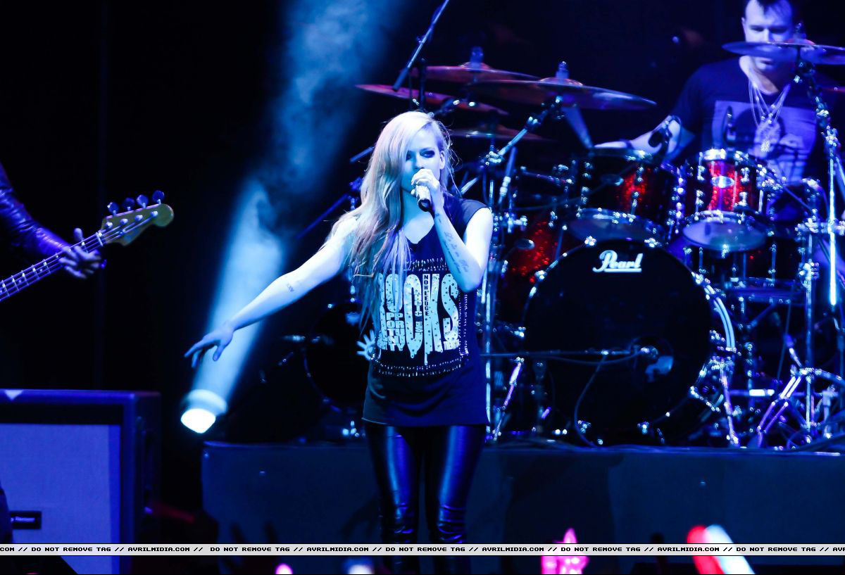 avrillavignetour_taipeichina_16mar14_03.jpg