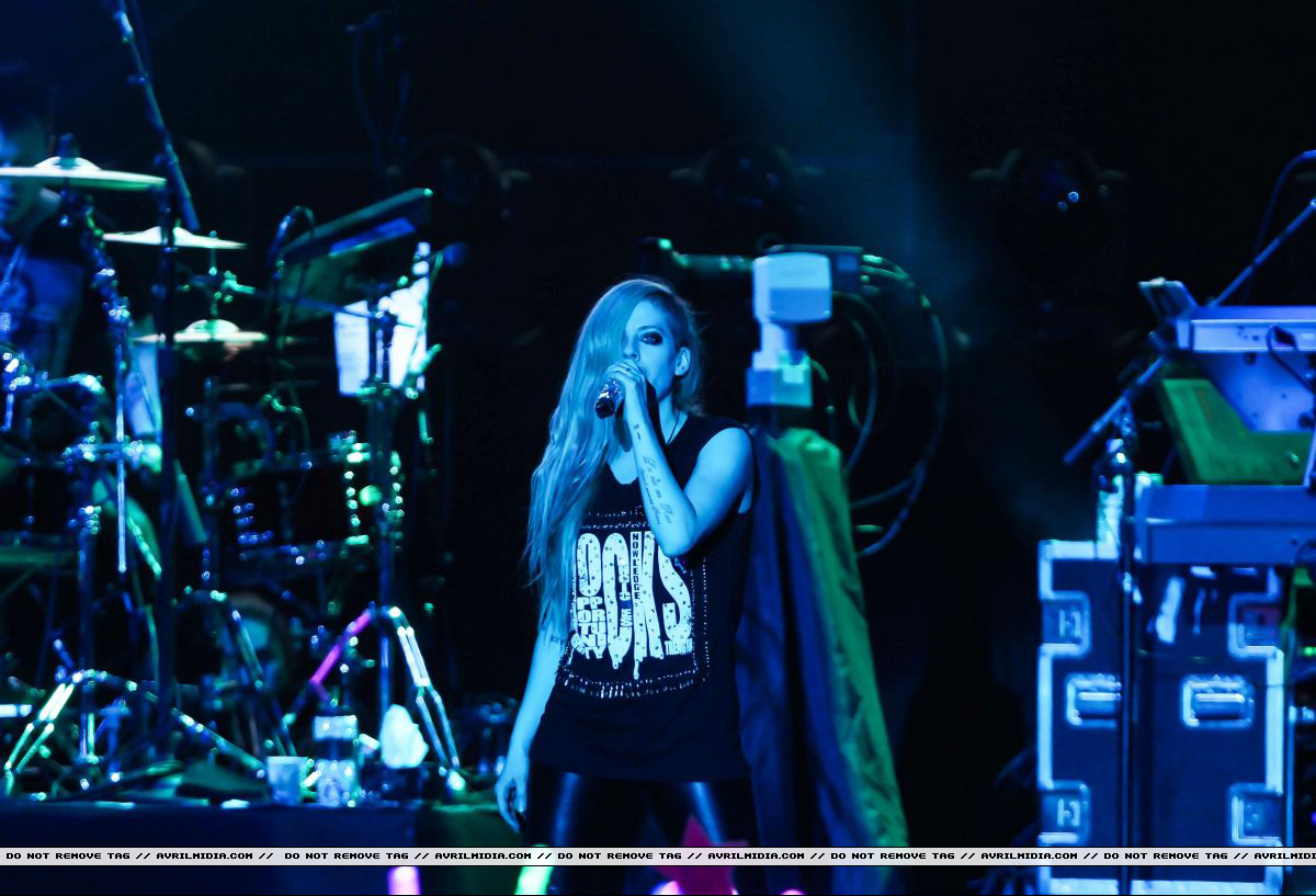 avrillavignetour_taipeichina_16mar14_04.jpg