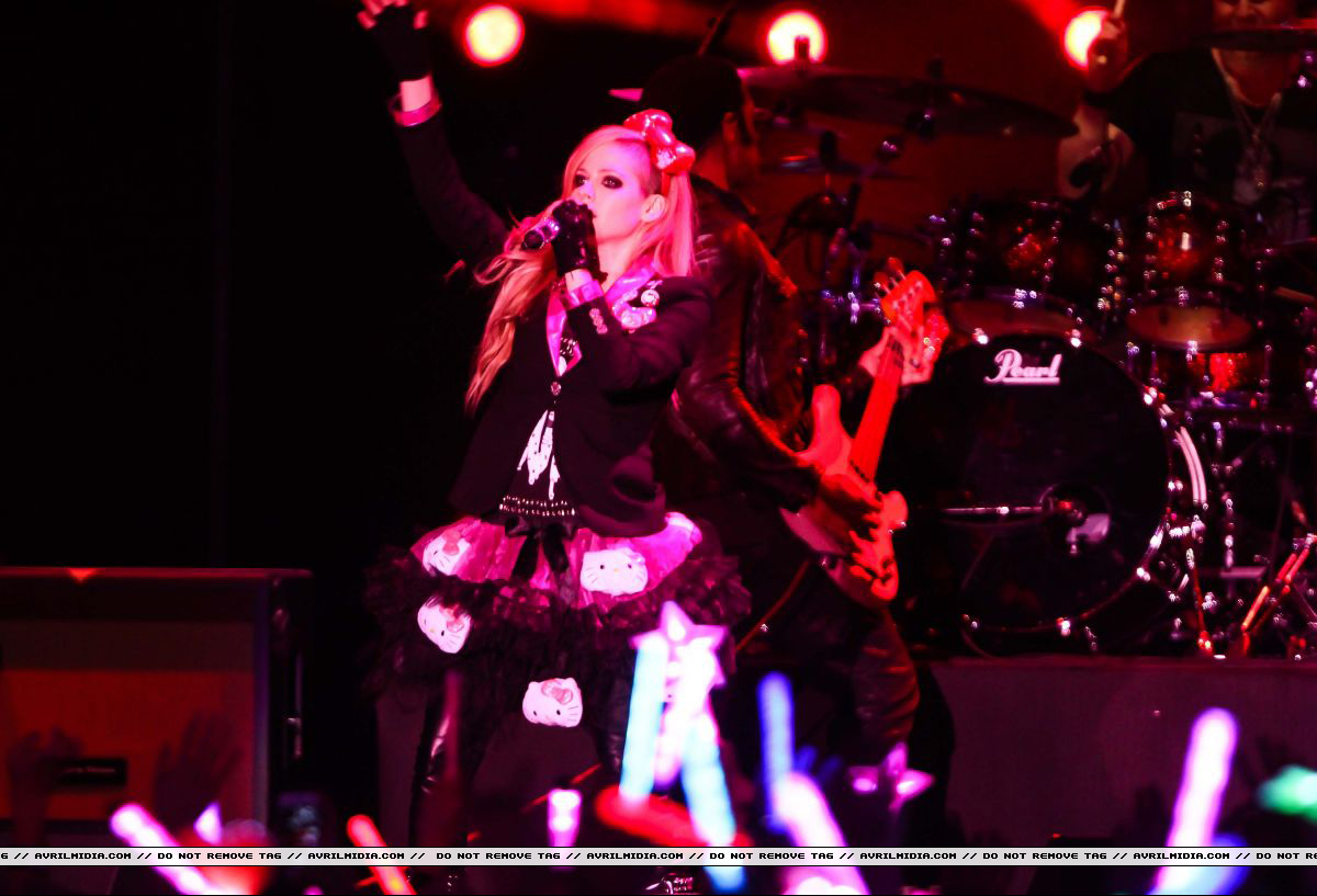 avrillavignetour_taipeichina_16mar14_05.jpg