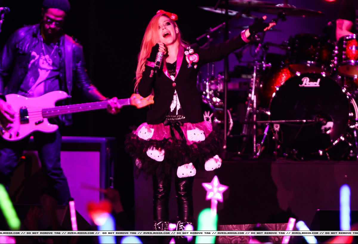 avrillavignetour_taipeichina_16mar14_06.jpg