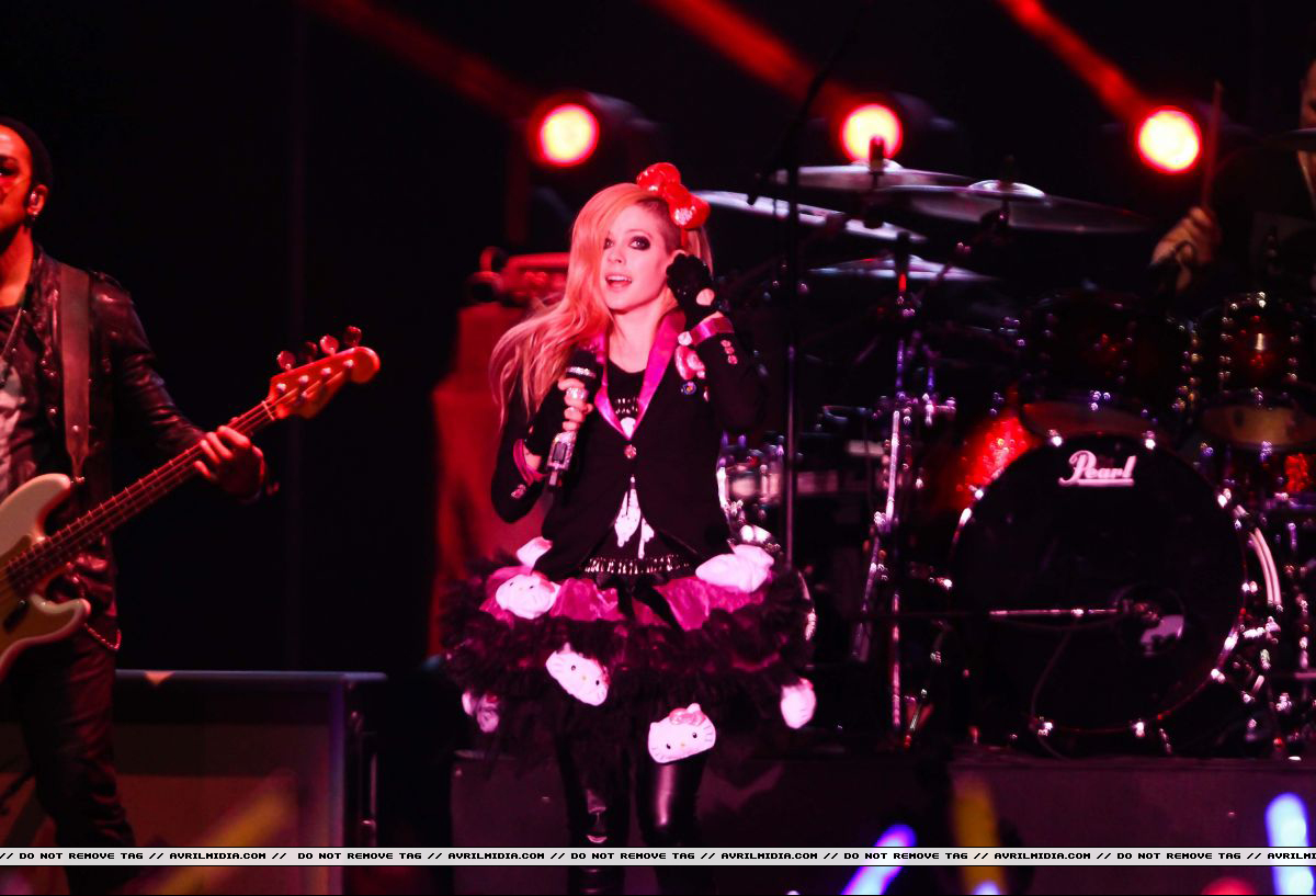 avrillavignetour_taipeichina_16mar14_08.jpg