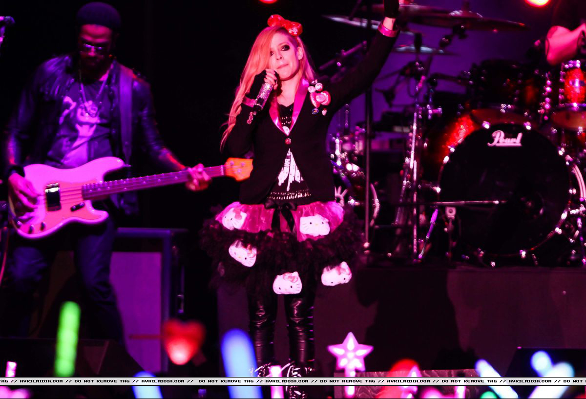 avrillavignetour_taipeichina_16mar14_09.jpg