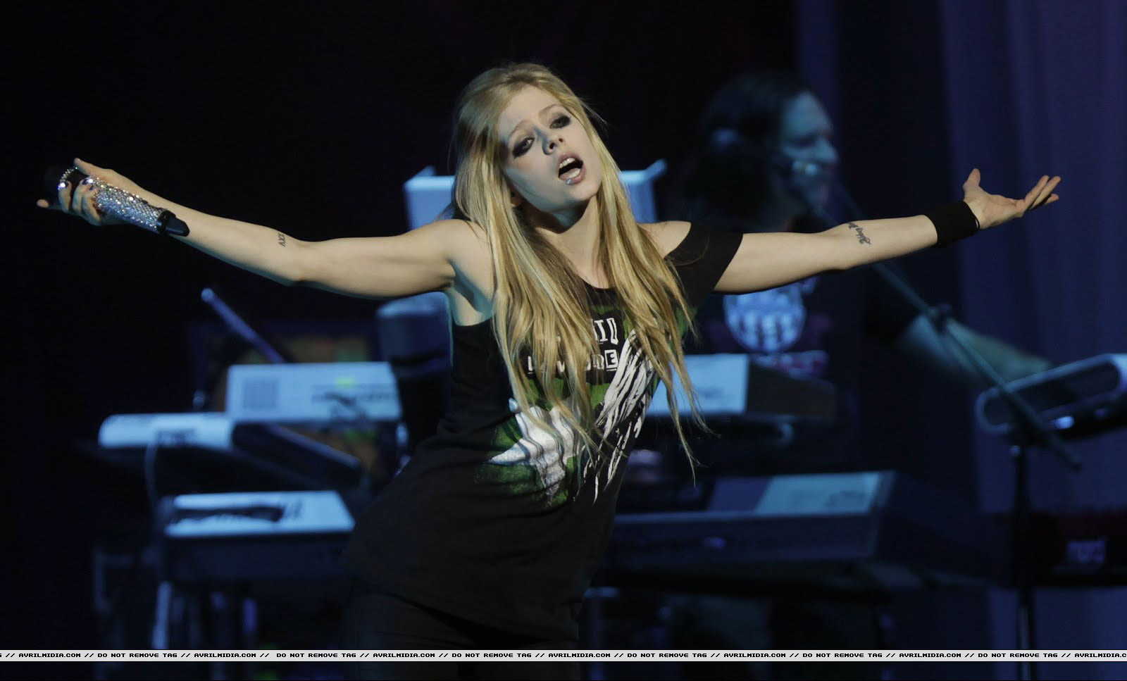 avrilmidia_saopaulo_jul27_01.jpg