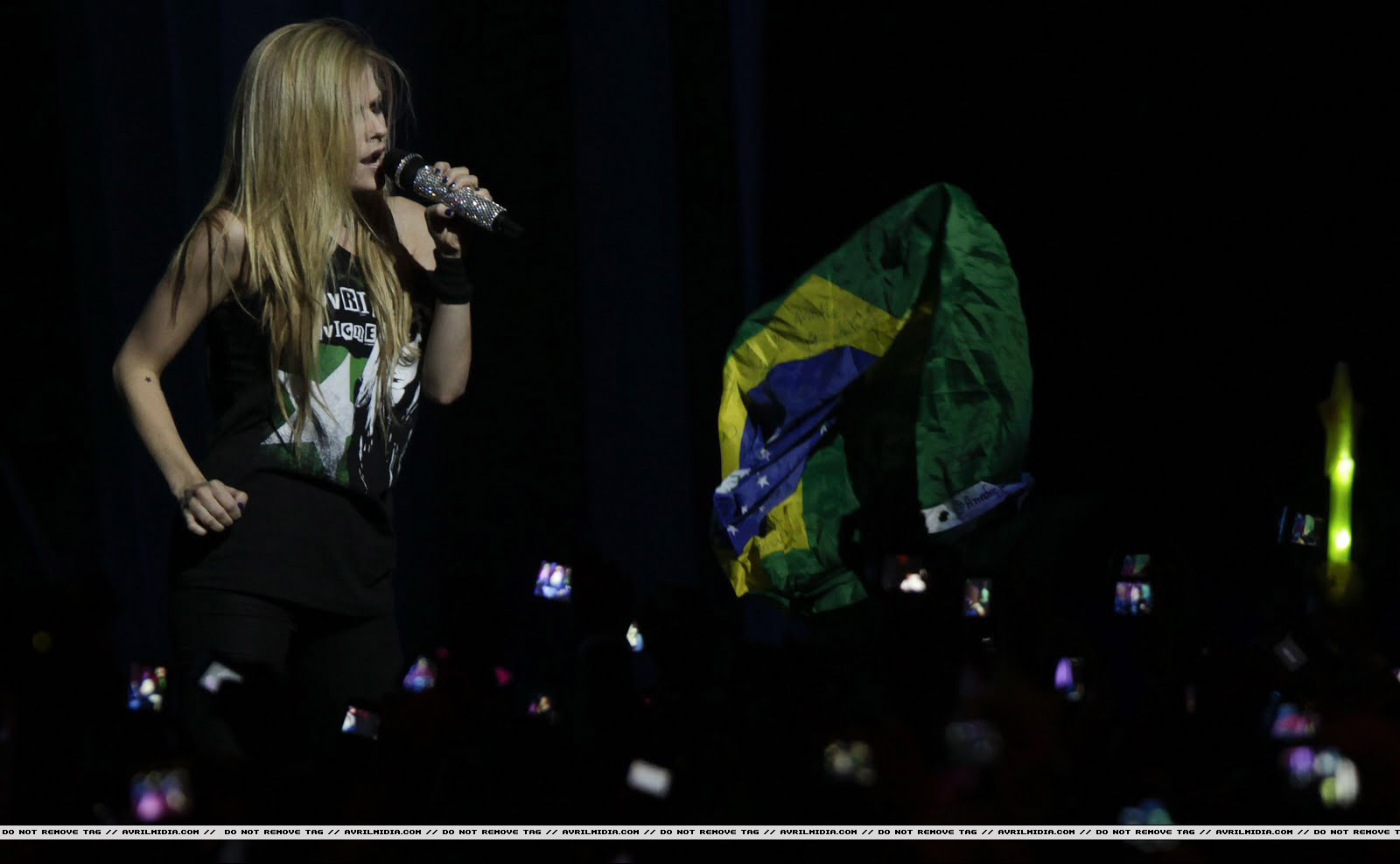 avrilmidia_saopaulo_jul27_04.jpg