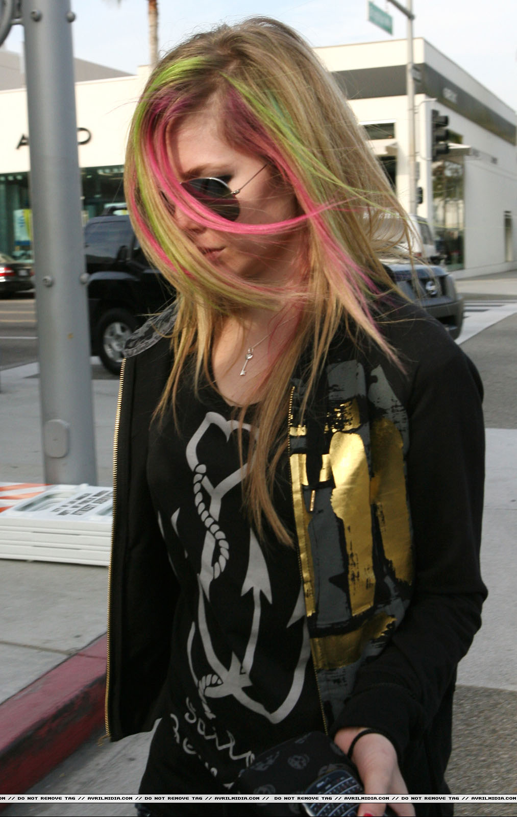 00863-avrillavigne-runningerrandsinbhillsmarch1620_copia.jpg