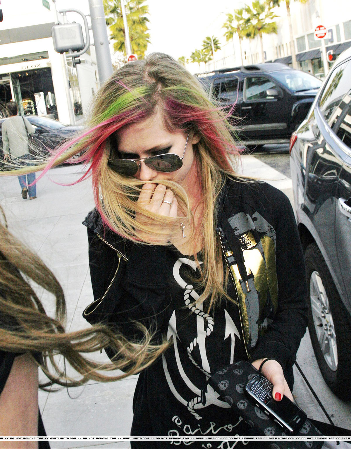 49222-avrillavigne-outandaboutwithafriendinbhillsm_copia.jpg