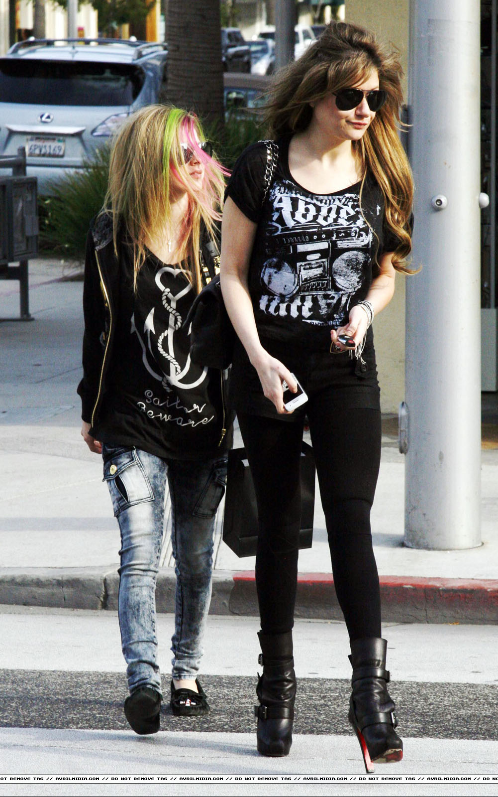 49233-avrillavigne-outandaboutwithafriendinbhillsm_copia.JPG