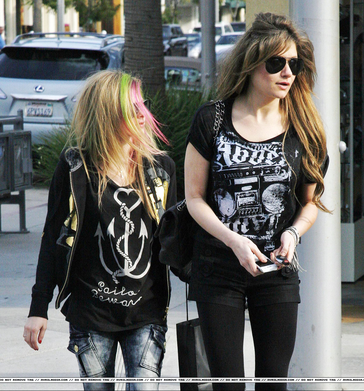 49244-avrillavigne-outandaboutwithafriendinbhillsm_copia.jpg