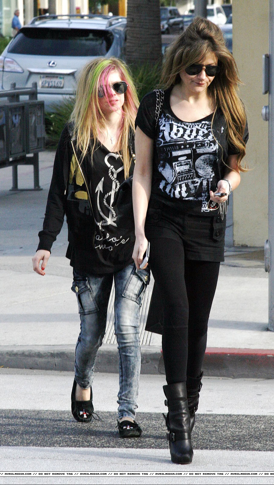 49264-avrillavigne-outandaboutwithafriendinbhillsm_copia.JPG