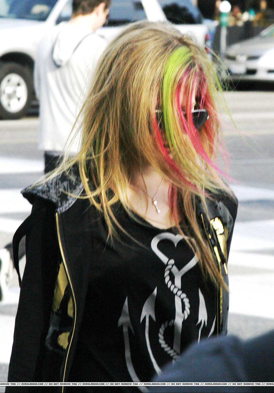 49473-avrillavigne-outandaboutwithafriendinbhillsm_copia.jpg