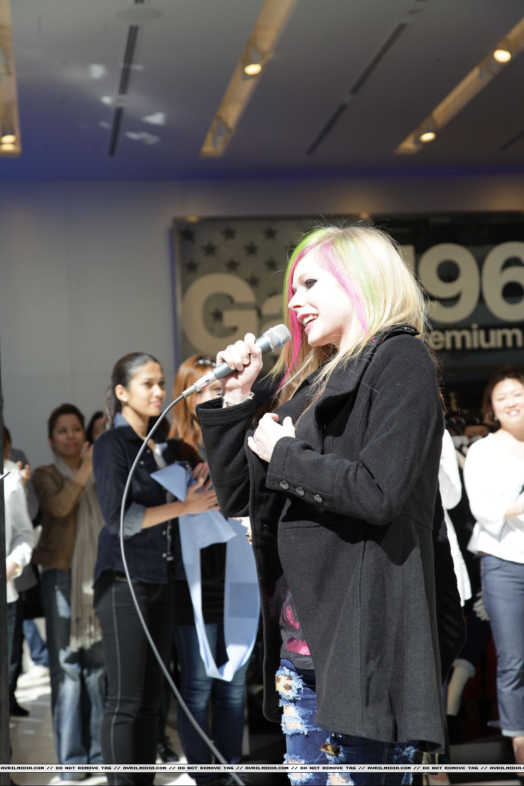 avrillavigne-2011gapjapanstoreopening3mar-13tc_copia.jpg