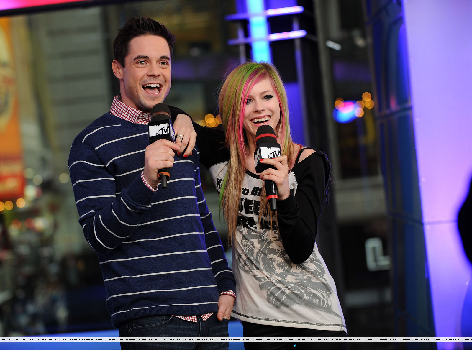 avrillavigne-2011mtvthesevenshow8mar-27tc_copia.jpg