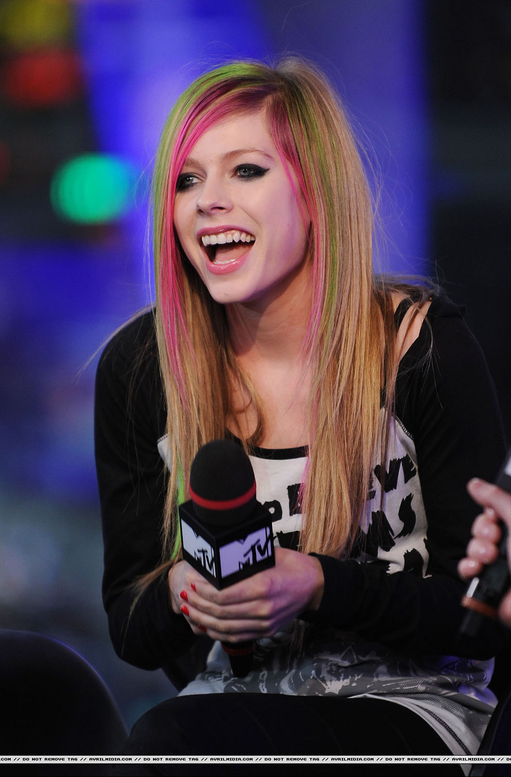 avrillavigne-2011mtvthesevenshow8mar-33tc_copia.jpg