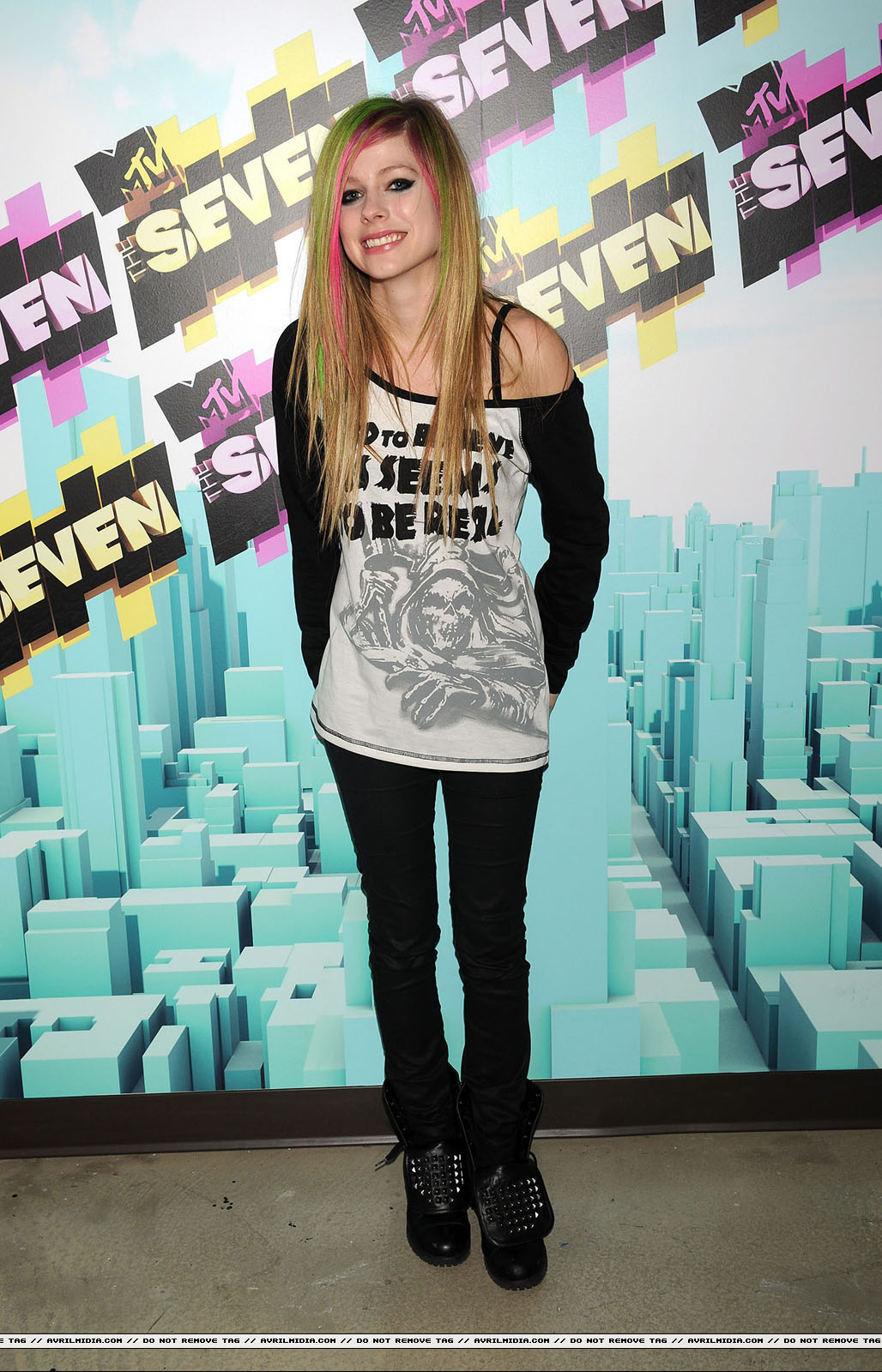 avrillavigne-2011mtvthesevenshow8mar-34tc_copia.jpg