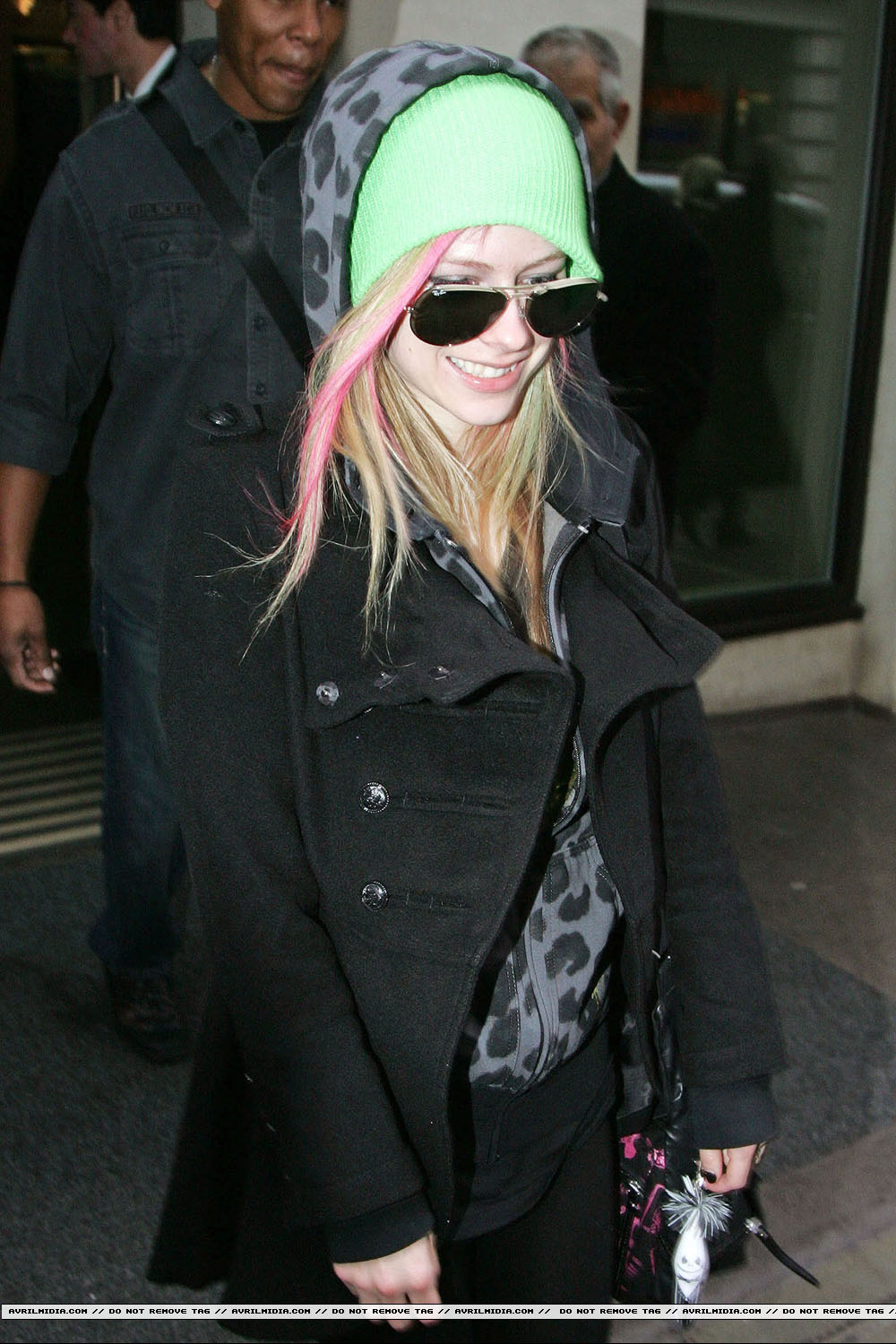 avrillavigne-2011londoncandids17feb-01tc_copy.JPG