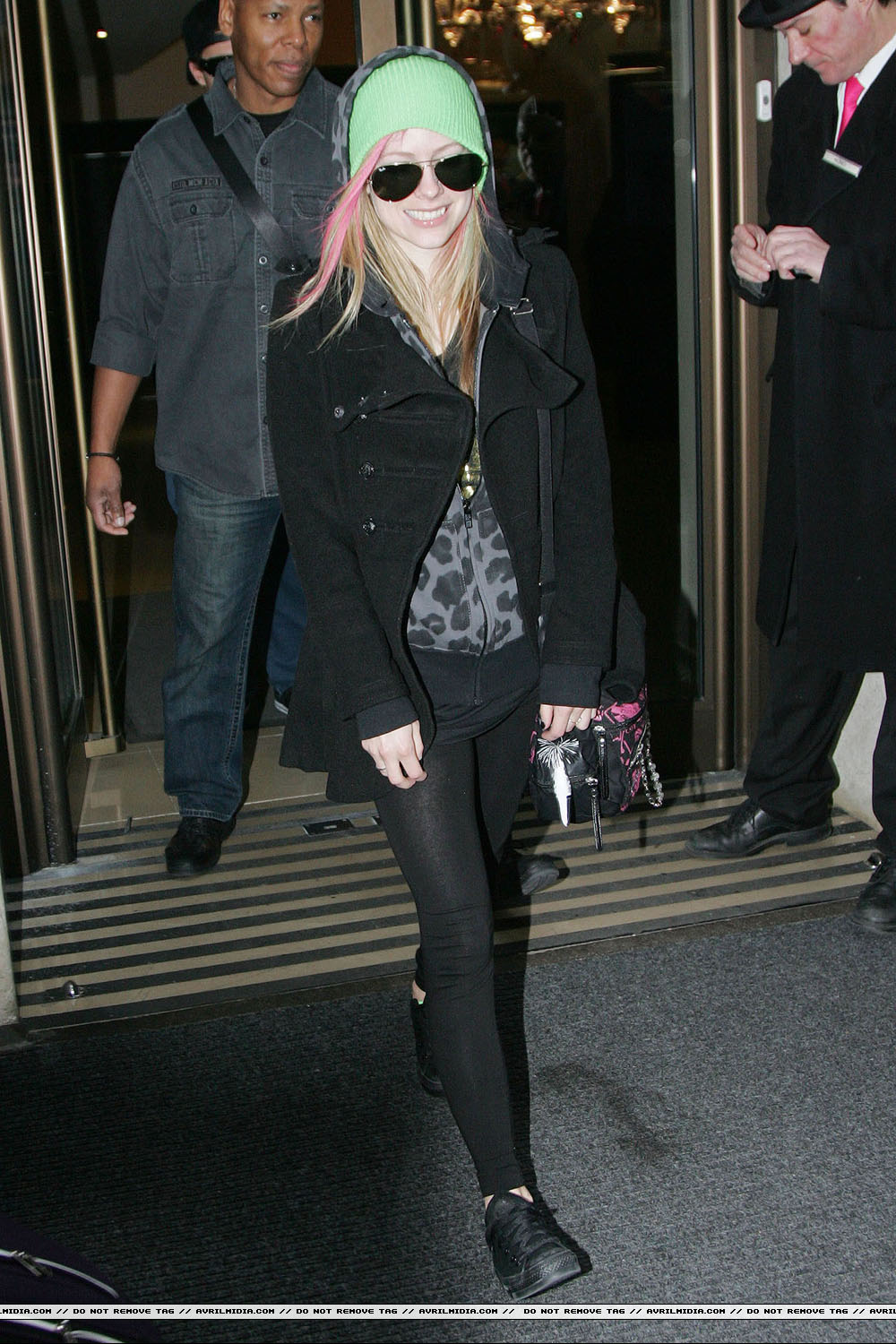 avrillavigne-2011londoncandids17feb-02tc_copy.JPG