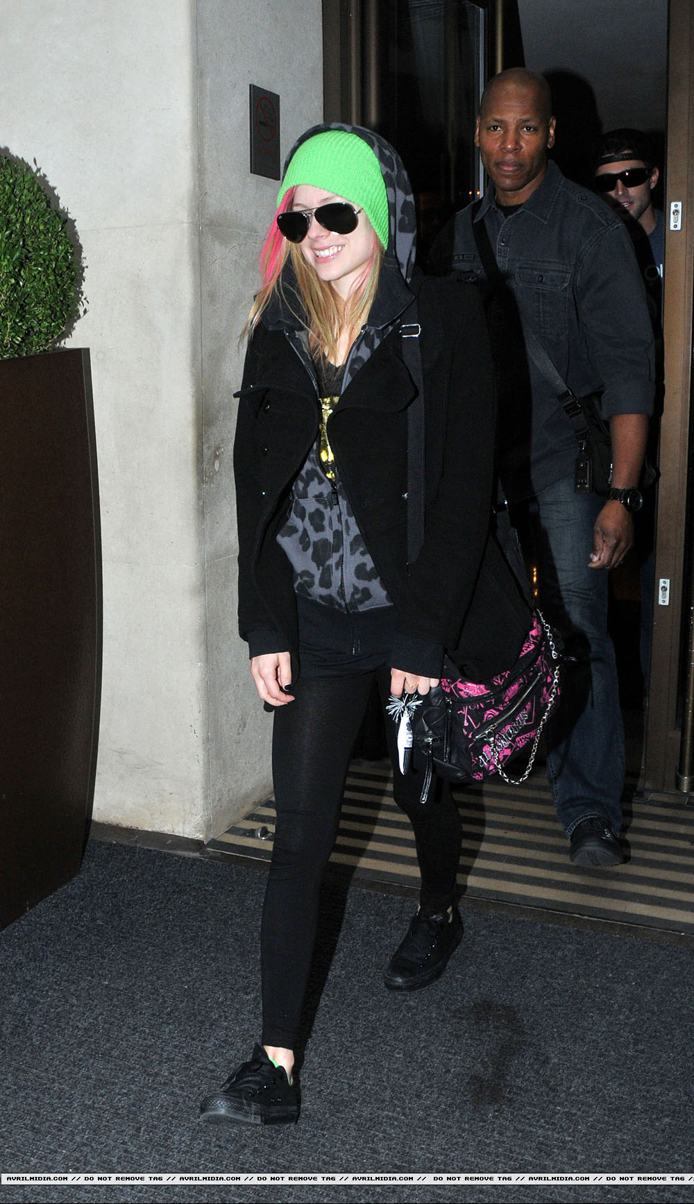 avrillavigne-2011londoncandids17feb-05tc_copy.JPG