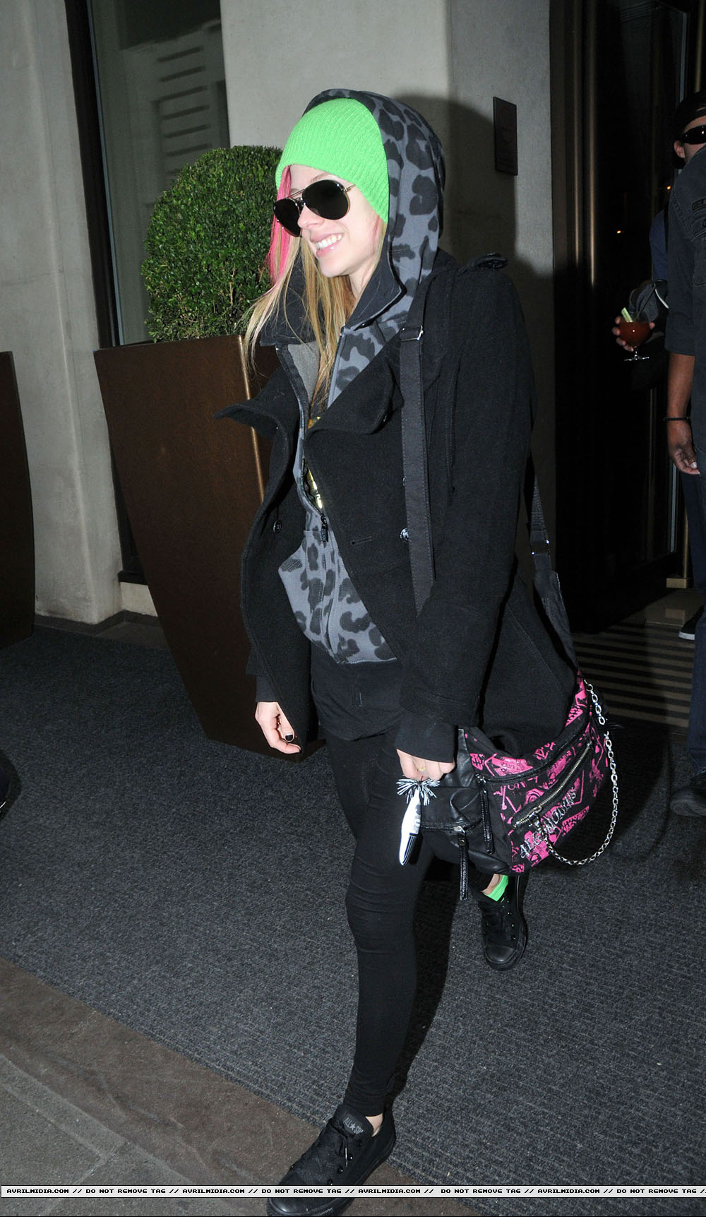 avrillavigne-2011londoncandids17feb-08tc_copy.jpg