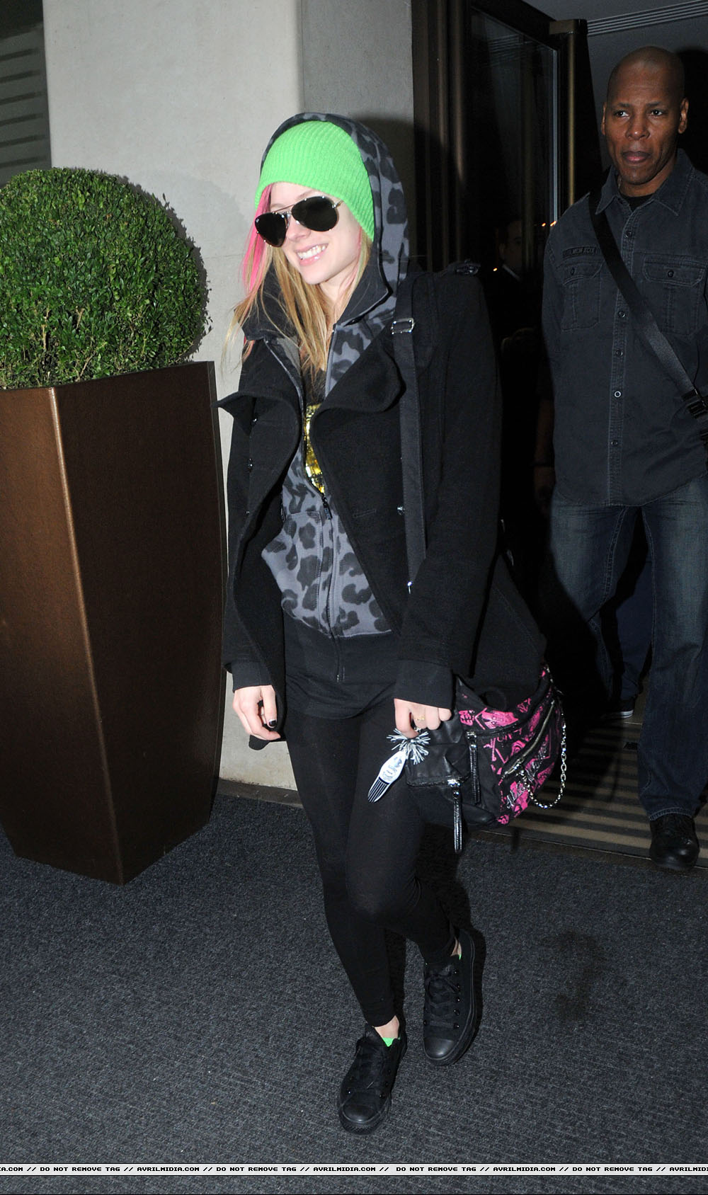 avrillavigne-2011londoncandids17feb-10tc_copy.jpg