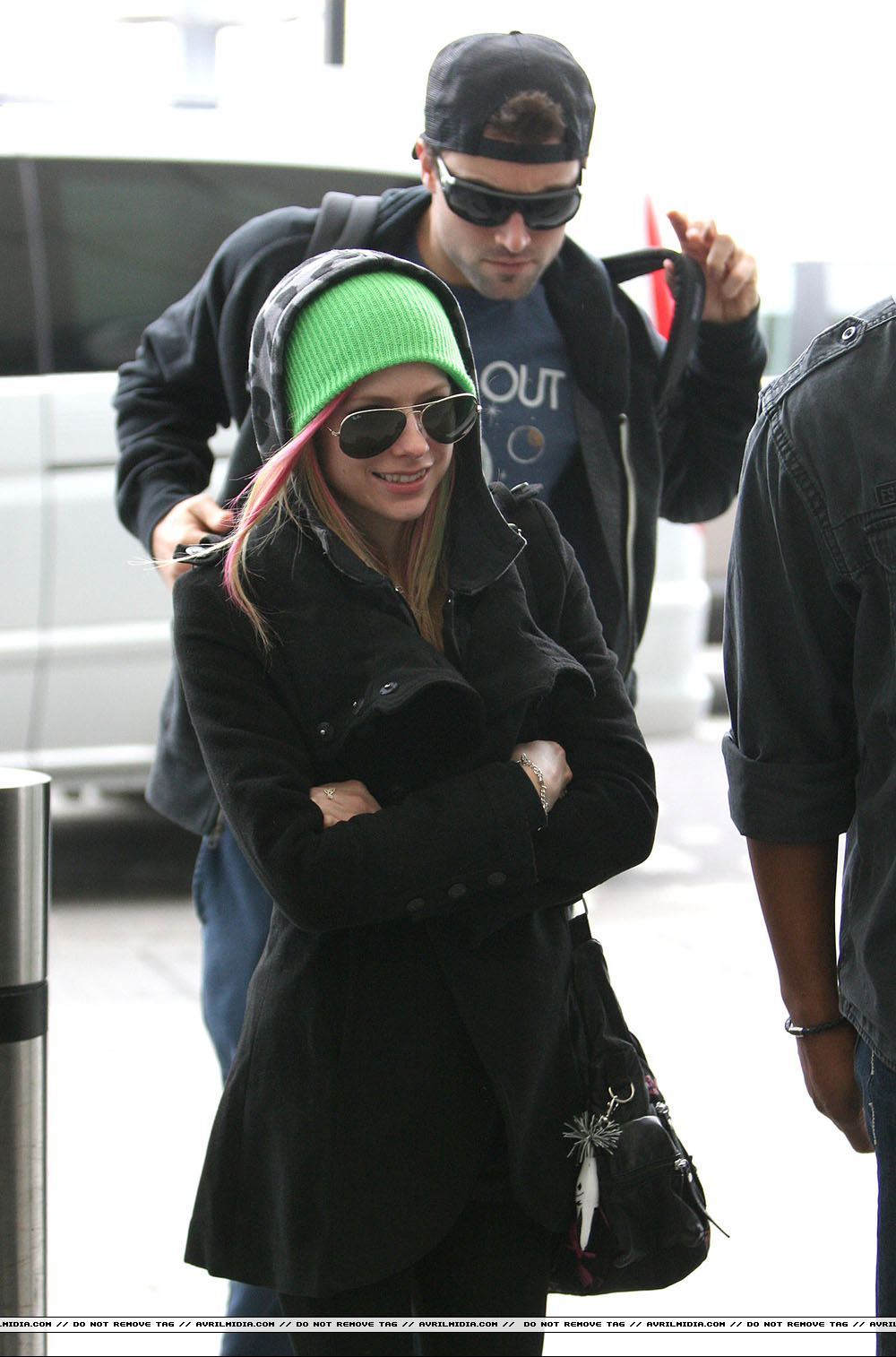 avrillavigne-2011londoncandids17feb-13tc_copy.jpg