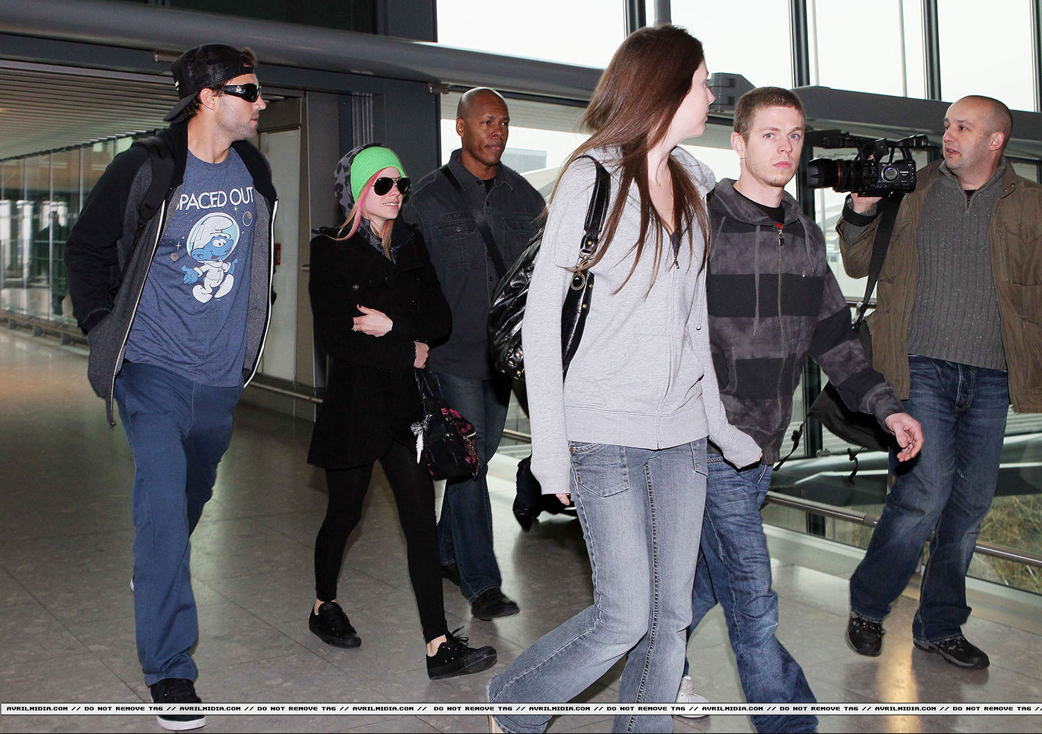 avrillavigne-2011londoncandids17feb-17tc_copy.jpg