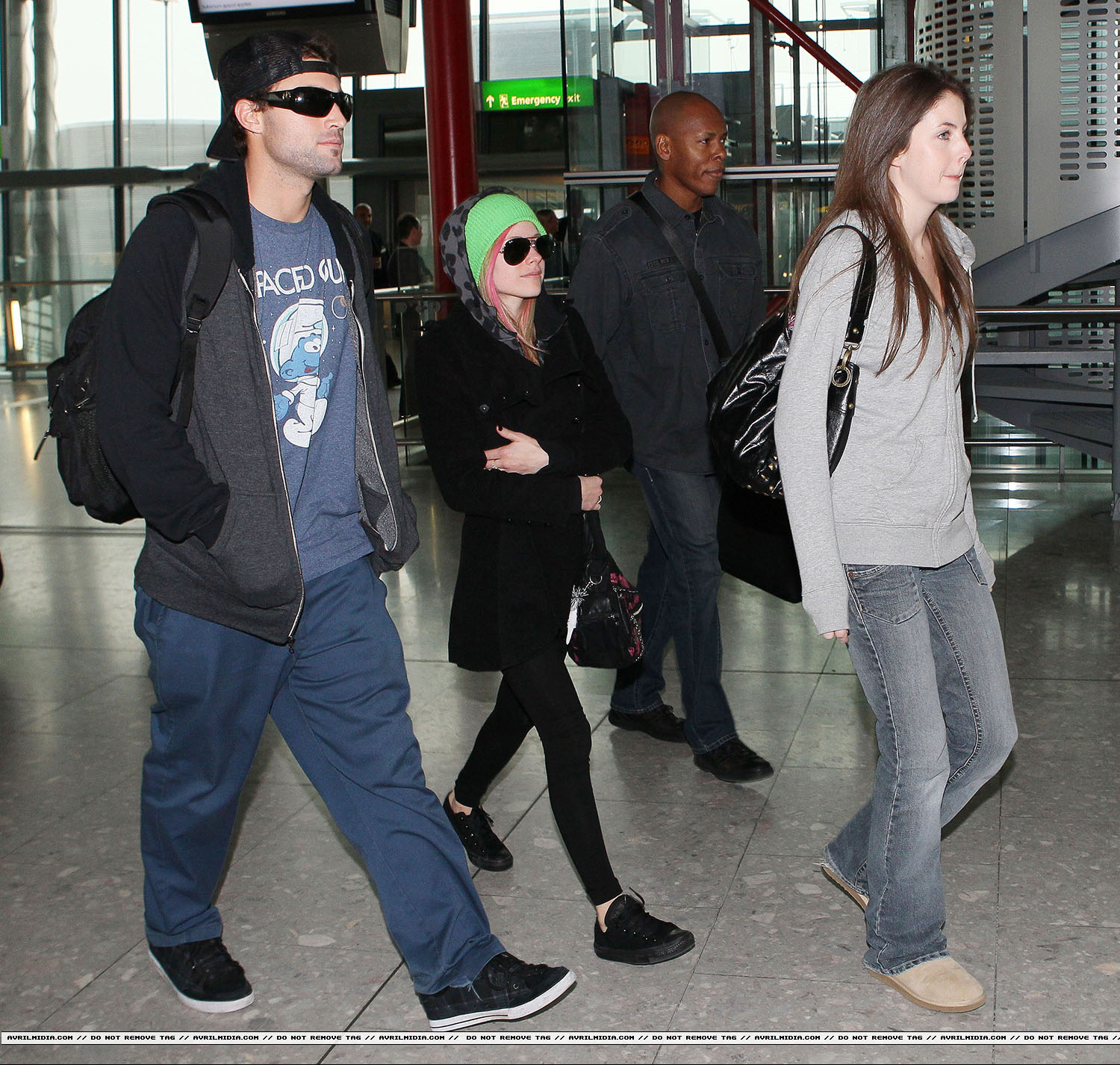 avrillavigne-2011londoncandids17feb-18tc_copy.JPG