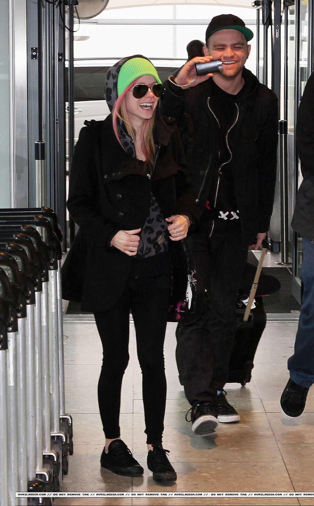 avrillavigne-2011londoncandids17feb-22tc_copy.jpg