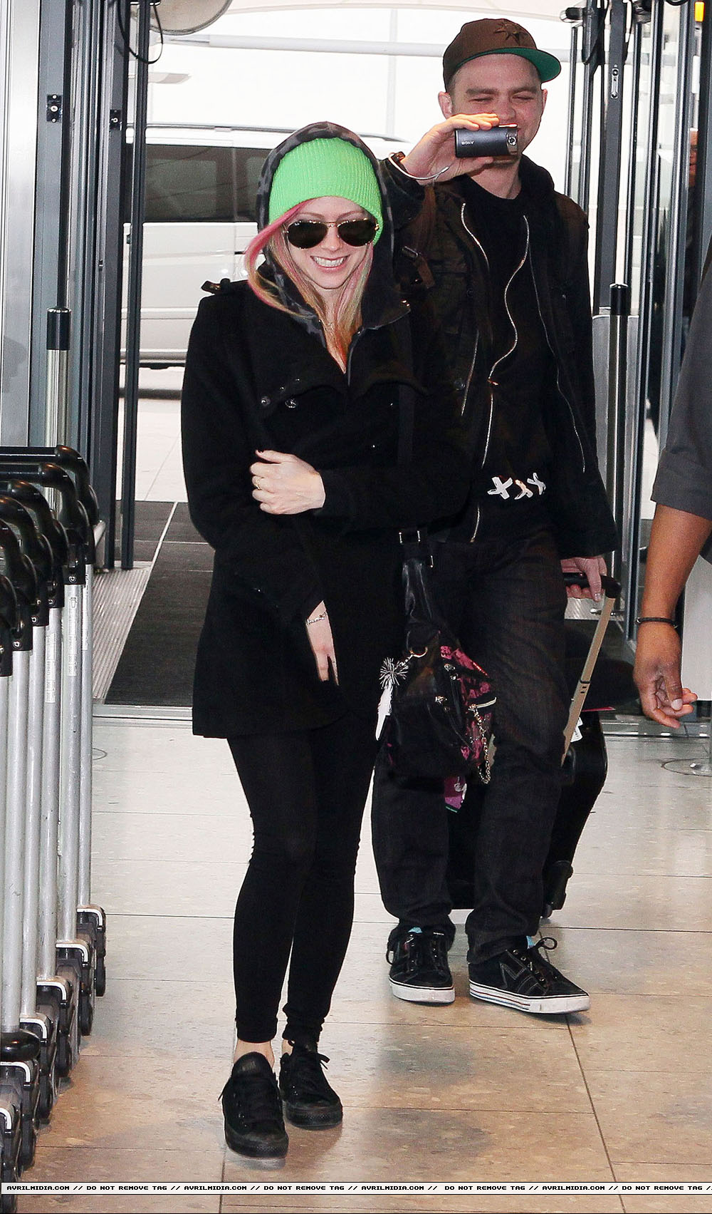 avrillavigne-2011londoncandids17feb-23tc_copy.jpg