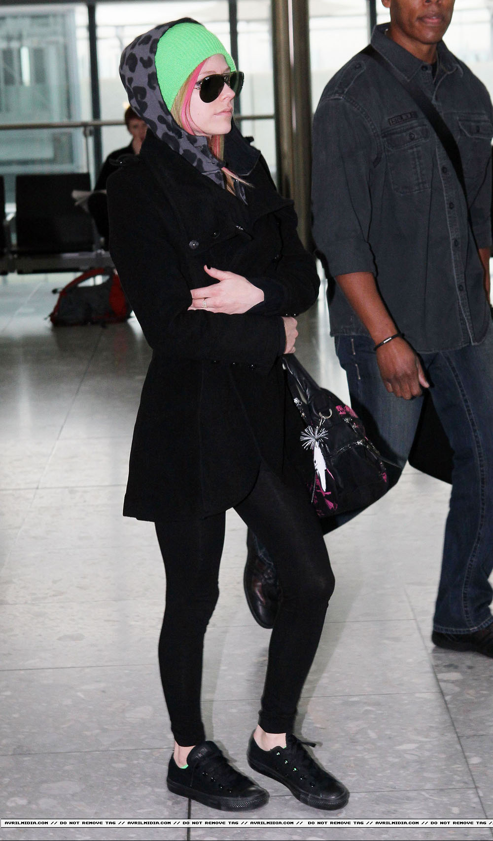 avrillavigne-2011londoncandids17feb-27tc_copy.jpg