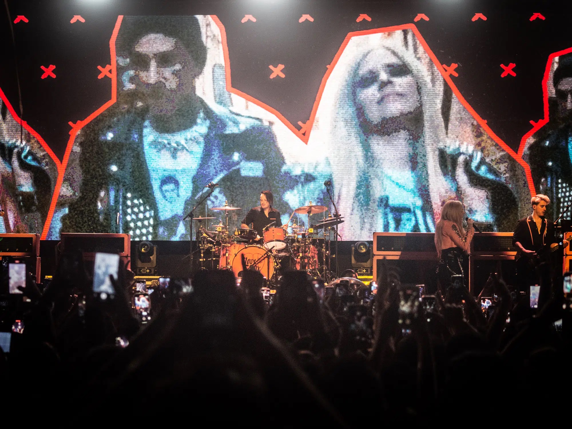 avrilmidia_lovesuxtour18.jpg