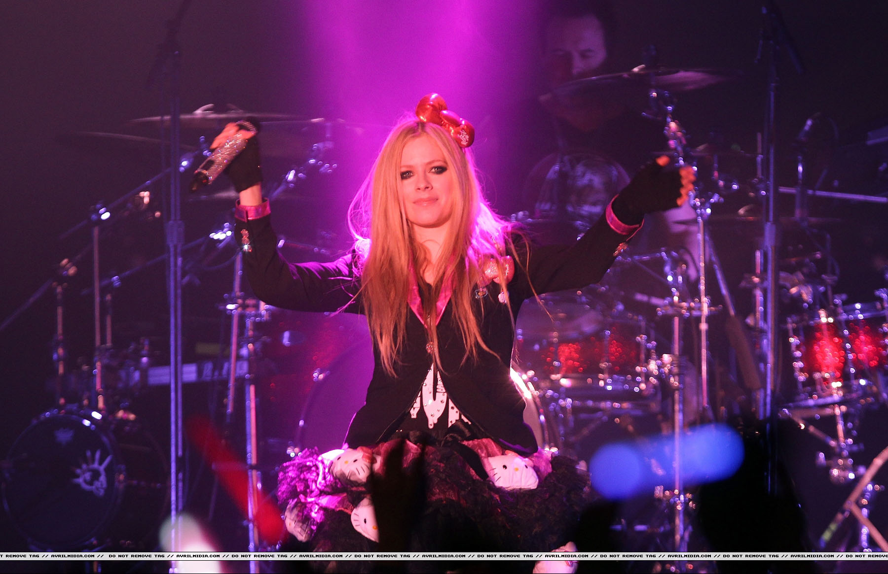 avrilmidia_tour01.jpg