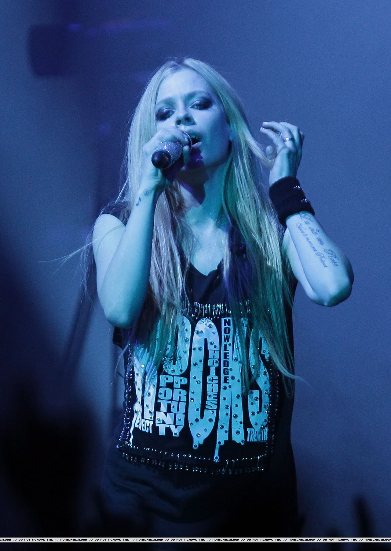 avrilmidia_tour05.jpg