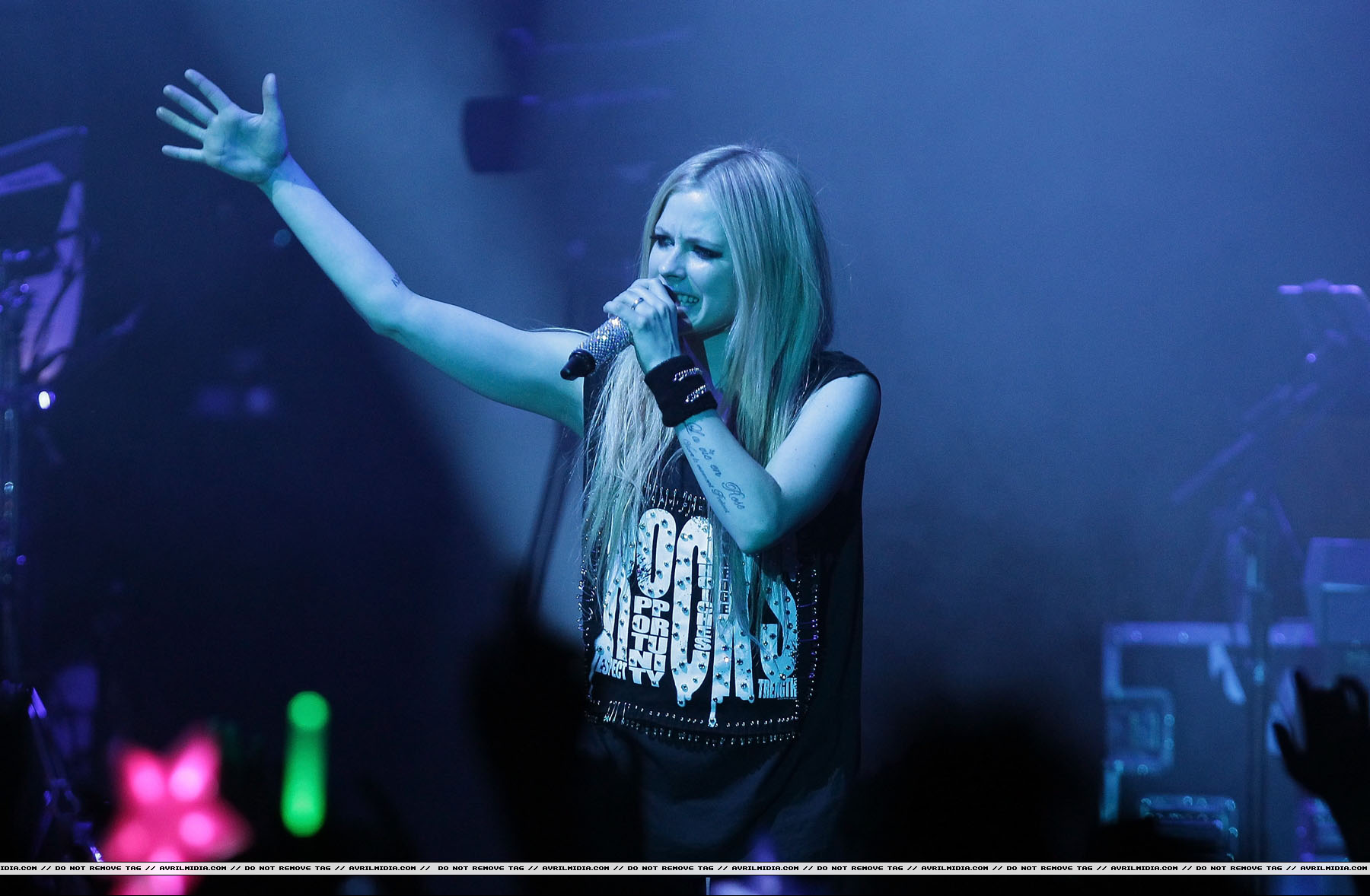 avrilmidia_tour07.jpg