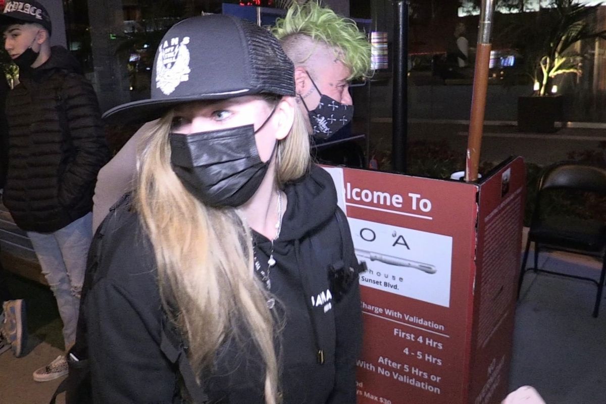 avvril-lavigne-arrives-at-boa-steakhouse-in-west-hollywood-02-04-2021-1.jpg